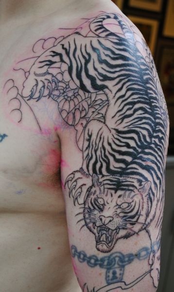 I lined the tiger today I'll cover the old chain tattoo in a later session